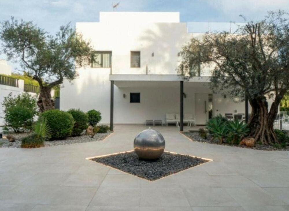 5 bedroom Villa for sale in Nueva Andalucia with pool garage - € 2,800,000 (Ref: 9594481)