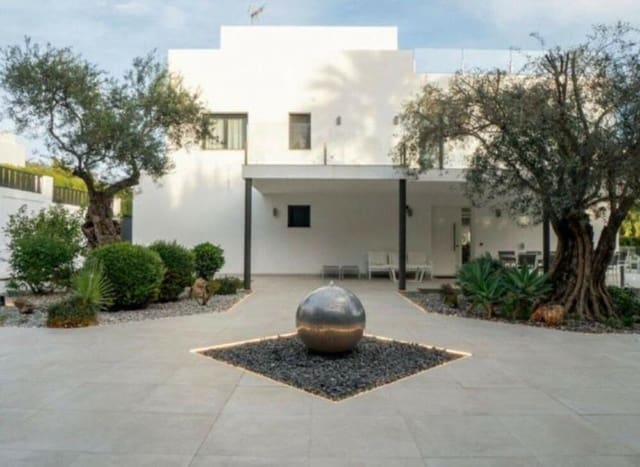 5 soveværelse Villa til salg i Las Brisas, Marbella med swimmingpool garage - € 2.800.000 (Ref: 9594481)