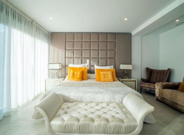 5 soveværelse Villa til salg i Las Brisas, Marbella med swimmingpool garage - € 2.800.000 (Ref: 9594481)