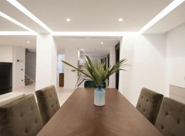 5 soveværelse Villa til salg i Las Brisas, Marbella med swimmingpool garage - € 2.800.000 (Ref: 9594481)