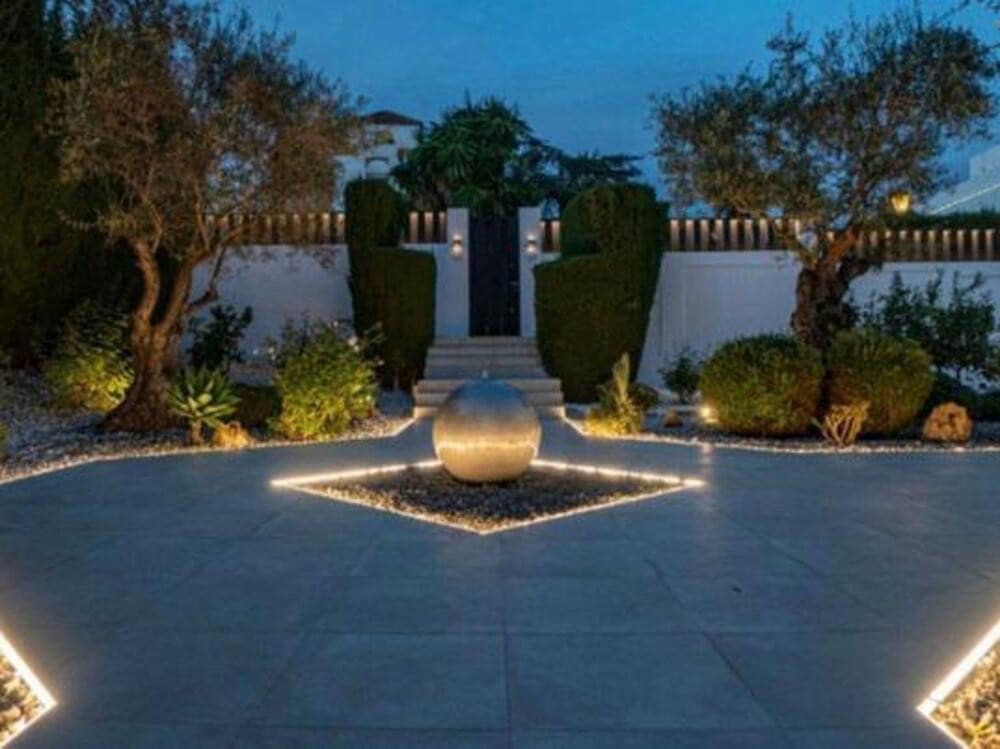 5 bedroom Villa for sale in Nueva Andalucia with pool garage - € 2,800,000 (Ref: 9594481)