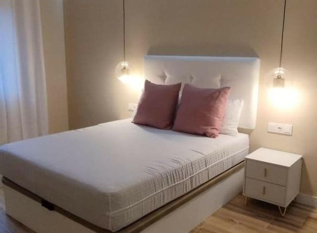 1 soveværelse Lejlighed til leje i Las Brisas, Marbella med garage - € 1.700 (Ref: 9603710)