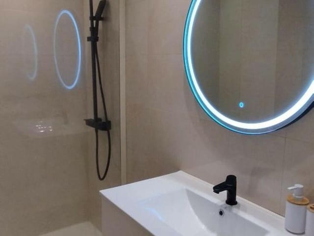 1 soveværelse Lejlighed til leje i Las Brisas, Marbella med garage - € 1.700 (Ref: 9603710)