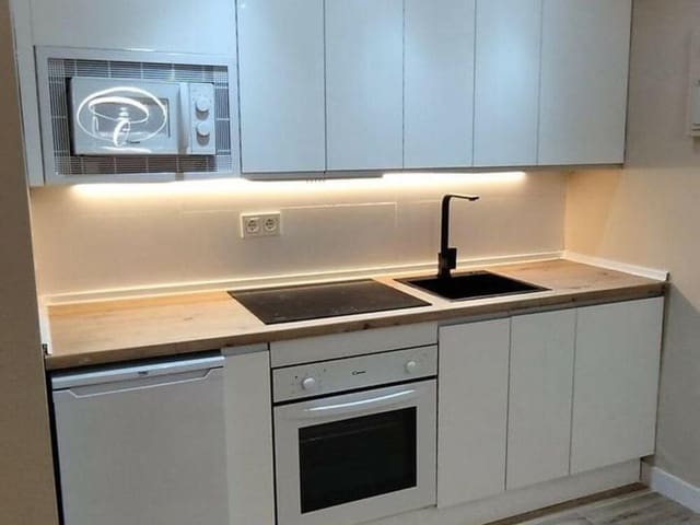 1 soveværelse Lejlighed til leje i Las Brisas, Marbella med garage - € 1.700 (Ref: 9603710)