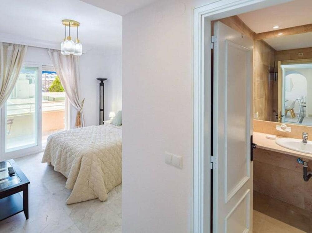 2 bedroom Apartment for rent in Marbella with pool garage - € 2,200 (Ref: 9607022)