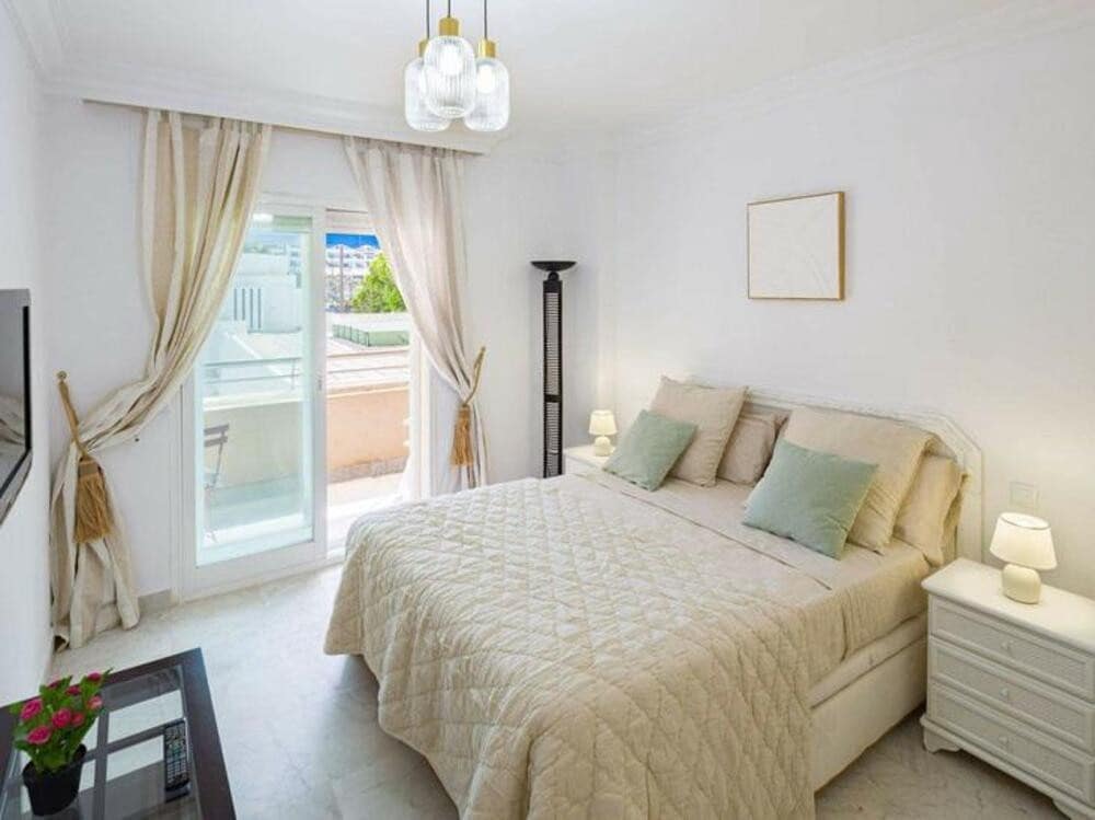 2 bedroom Apartment for rent in Marbella with pool garage - € 2,200 (Ref: 9607022)