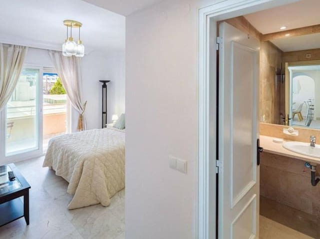 2 bedroom Apartment for rent in Puerto Banus, Marbella with pool garage - € 2,200 (Ref: 9607022)