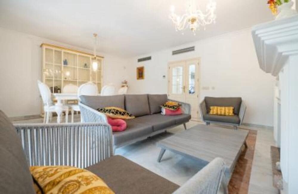 Casa de 3 habitaciones en Marbella en alquiler con piscina garaje - 3.700 € (Ref: 9607024)