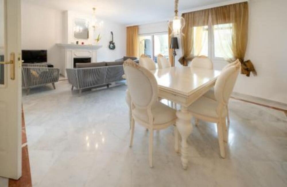 Casa de 3 habitaciones en Marbella en alquiler con piscina garaje - 3.700 € (Ref: 9607024)