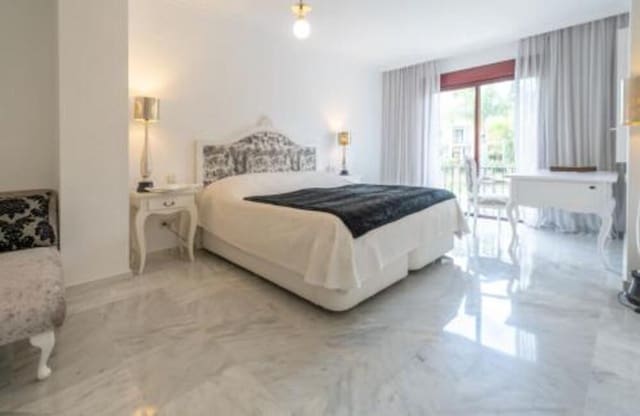 Casa de 3 habitaciones en Lomas De Marbella, Marbella en alquiler con piscina garaje - 3.700 € (Ref: 9607024)