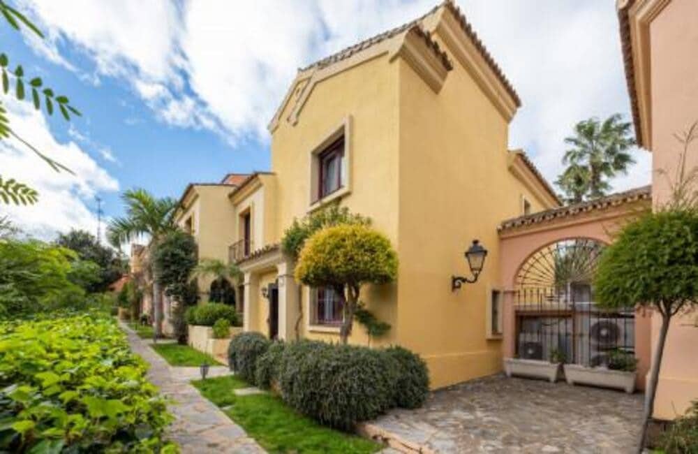 Casa de 3 habitaciones en Marbella en alquiler con piscina garaje - 3.700 € (Ref: 9607024)