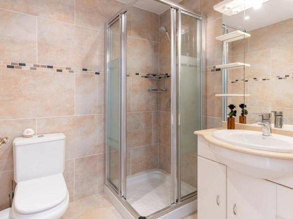 2 sypialnia Penthouse na sprzedaż w Benahavis z basenem garażem - 315 000 € (Ref: 9610657)