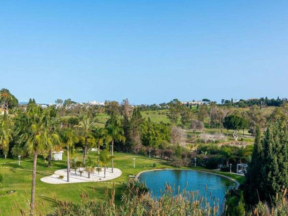 2 sypialnia Penthouse na sprzedaż w Benahavis z basenem garażem - 315 000 € (Ref: 9610657)