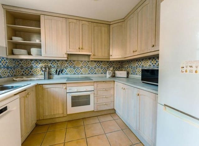 4 soveværelse Byhus til leje i Guadalmina Alta, Marbella med swimmingpool garage - € 4.000 (Ref: 9610659)