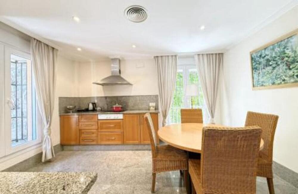 3 soveværelse Semi-Rækkehus til leje i Marbella med swimmingpool garage - € 3.750 (Ref: 9618826)