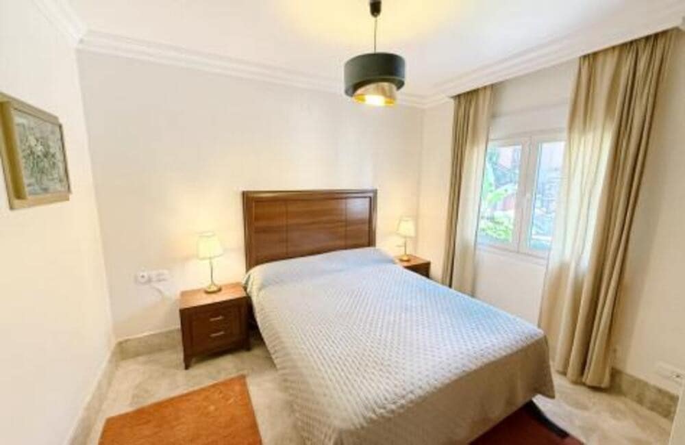 3 soveværelse Semi-Rækkehus til leje i Marbella med swimmingpool garage - € 3.750 (Ref: 9618826)