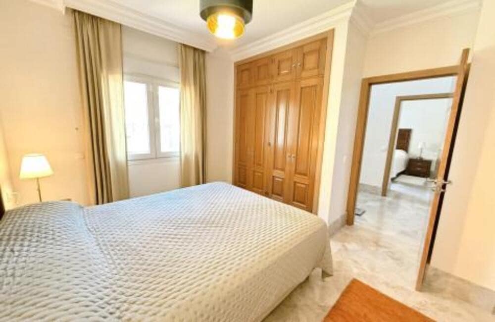 3 soveværelse Semi-Rækkehus til leje i Marbella med swimmingpool garage - € 3.750 (Ref: 9618826)