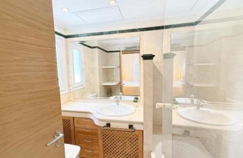 3 soveværelse Semi-Rækkehus til leje i Marbella med swimmingpool garage - € 3.750 (Ref: 9618826)