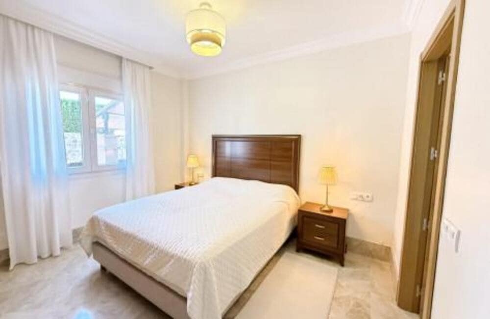 3 soveværelse Semi-Rækkehus til leje i Marbella med swimmingpool garage - € 3.750 (Ref: 9618826)