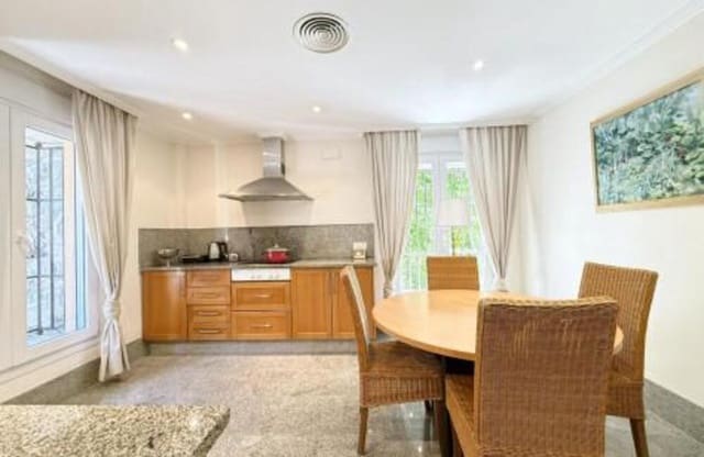 3 makuuhuone Paritalo vuokrattavana paikassa Santa Clara, Marbella mukana uima-altaan 
autotalli - 3 750 € (Ref: 9618826)