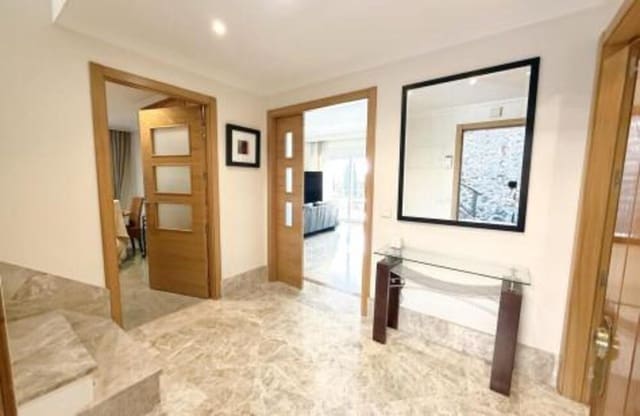 3 makuuhuone Paritalo vuokrattavana paikassa Santa Clara, Marbella mukana uima-altaan 
autotalli - 3 750 € (Ref: 9618826)