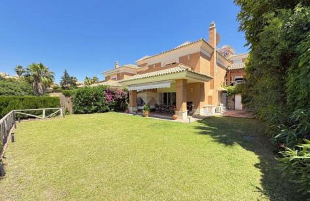 3 soveværelse Semi-Rækkehus til leje i Marbella med swimmingpool garage - € 3.750 (Ref: 9618826)