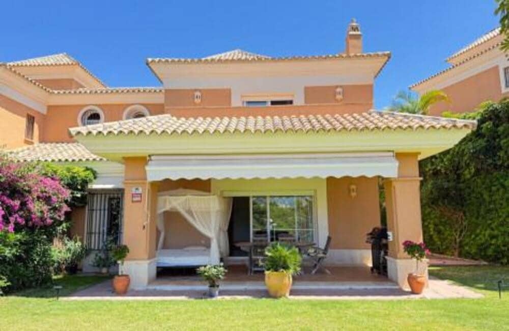 3 soveværelse Semi-Rækkehus til leje i Marbella med swimmingpool garage - € 3.750 (Ref: 9618826)