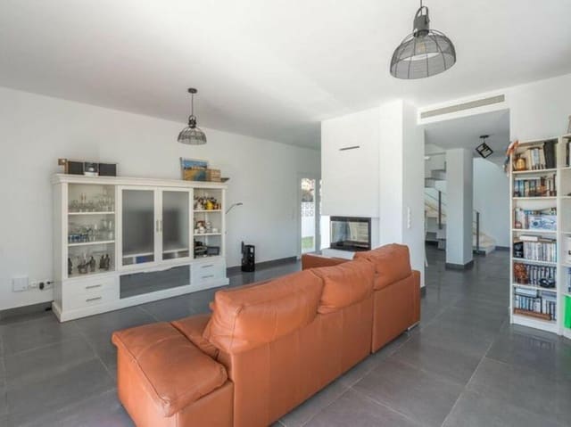 3 makuuhuone Huvila myytävänä paikassa El Faro, Mijas mukana uima-altaan 
autotalli - 995 000 € (Ref: 9618827)