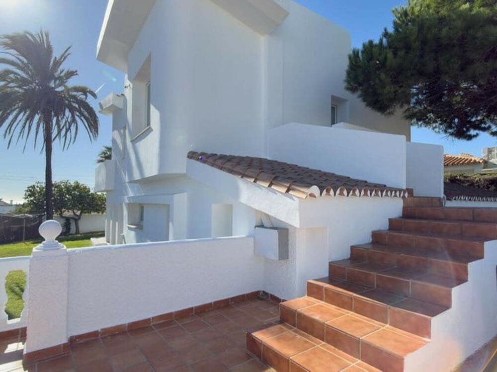 3 bedroom Villa for sale in El Faro with pool garage - € 995,000 (Ref: 9618827)