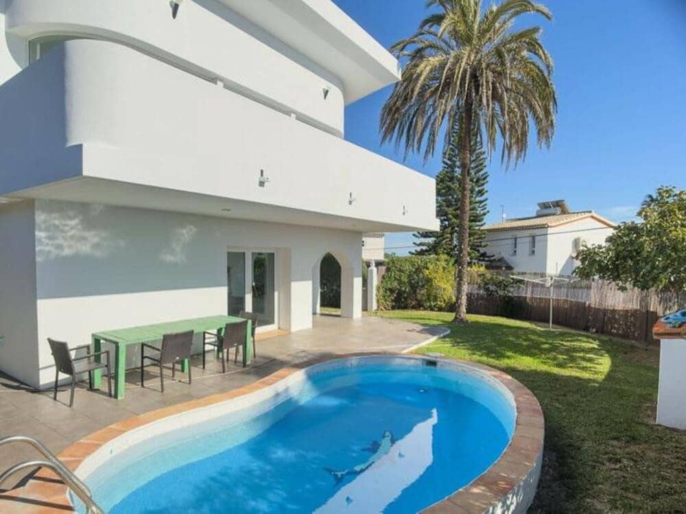 3 bedroom Villa for sale in El Faro with pool garage - € 995,000 (Ref: 9618827)
