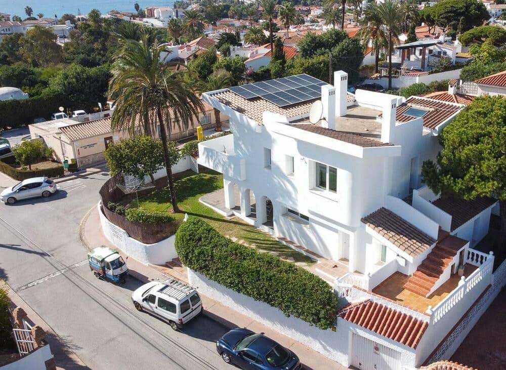 3 bedroom Villa for sale in El Faro with pool garage - € 995,000 (Ref: 9618827)