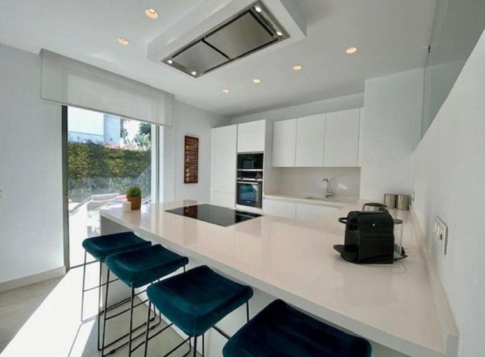 5 makuuhuone Huvila vuokrattavana paikassa El Paraiso mukana uima-altaan 
autotalli - 9 000 € (Ref: 9618828)