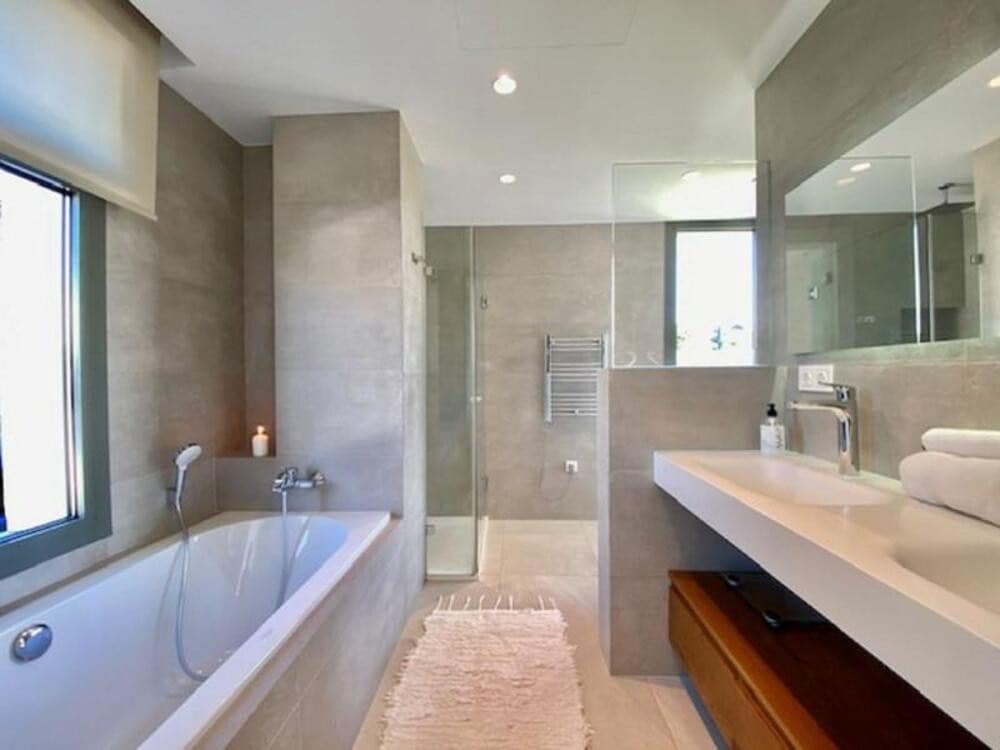 5 makuuhuone Huvila vuokrattavana paikassa El Paraiso mukana uima-altaan 
autotalli - 9 000 € (Ref: 9618828)