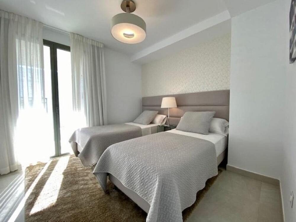 5 makuuhuone Huvila vuokrattavana paikassa El Paraiso mukana uima-altaan 
autotalli - 9 000 € (Ref: 9618828)