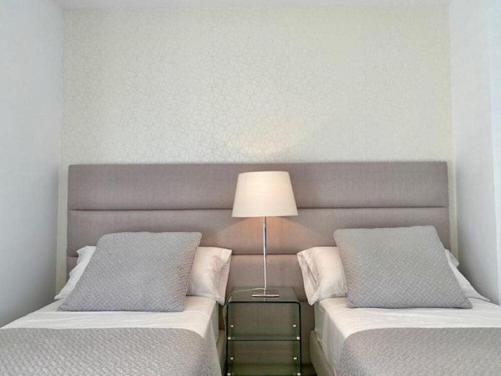 5 makuuhuone Huvila vuokrattavana paikassa El Paraiso mukana uima-altaan 
autotalli - 9 000 € (Ref: 9618828)