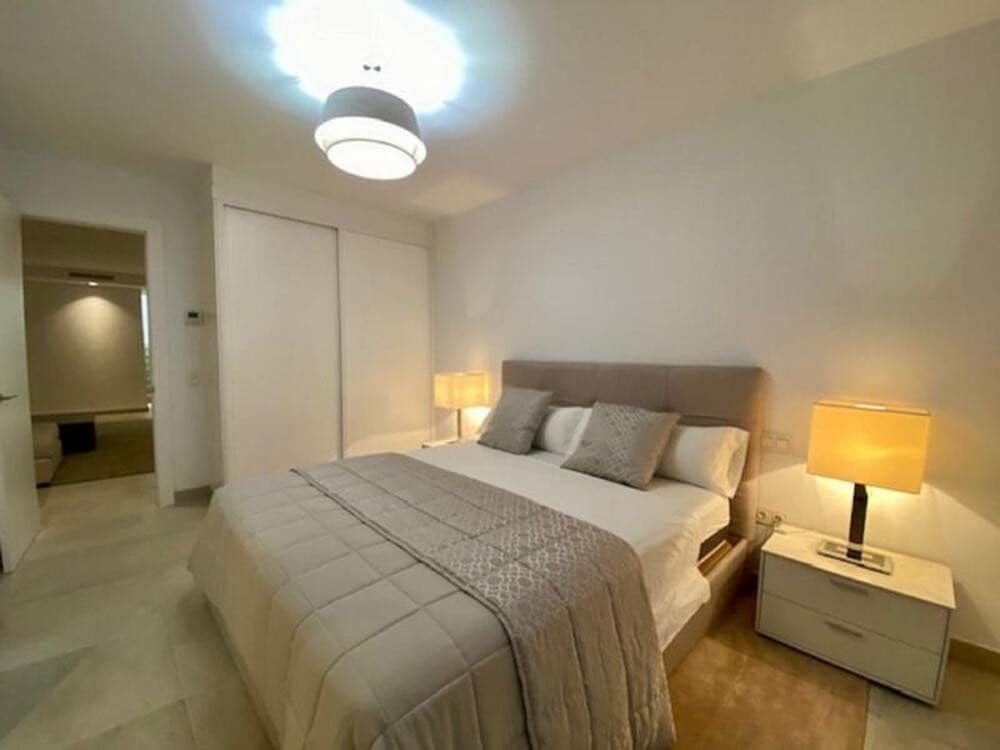 5 soveværelse Villa til leje i El Paraiso med swimmingpool garage - € 8.500 (Ref: 9618828)