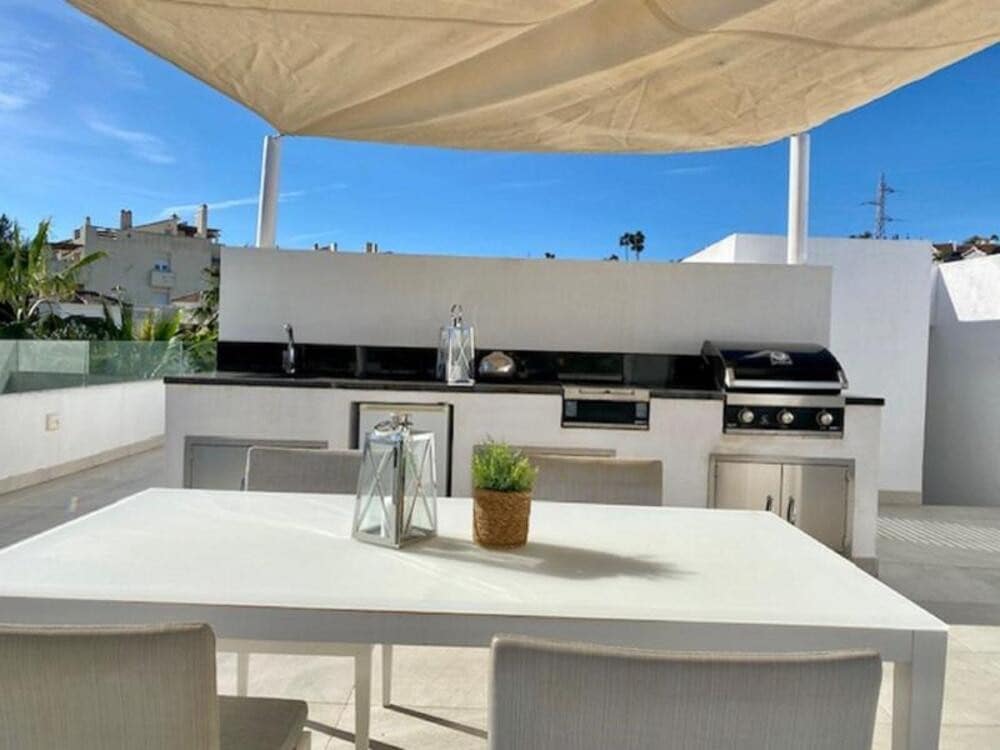 5 soveværelse Villa til leje i El Paraiso med swimmingpool garage - € 8.500 (Ref: 9618828)
