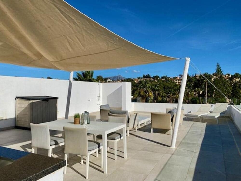 5 soveværelse Villa til leje i El Paraiso med swimmingpool garage - € 8.500 (Ref: 9618828)