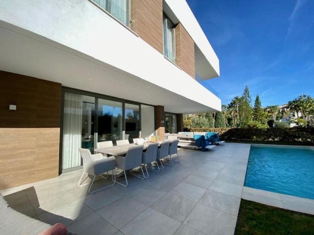 5 soveværelse Villa til leje i El Paraiso med swimmingpool garage - € 8.500 (Ref: 9618828)