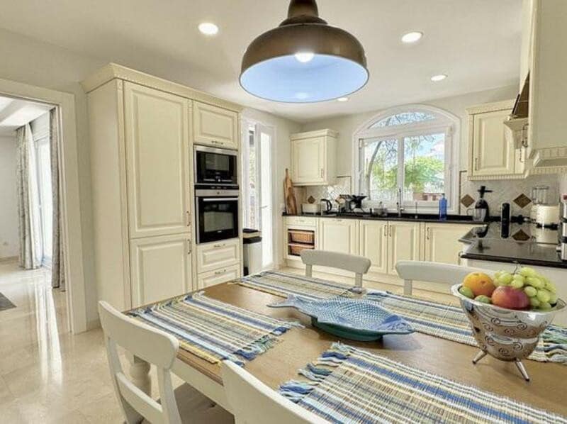 4 soveværelse Villa til leje i Marbella med swimmingpool garage - € 12.500 (Ref: 9629466)