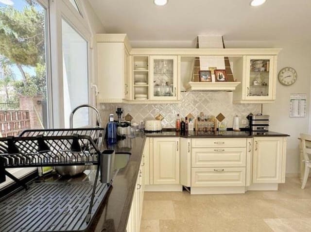 4 soveværelse Villa til leje i Romana Playa, Marbella med swimmingpool garage - € 12.500 (Ref: 9629466)