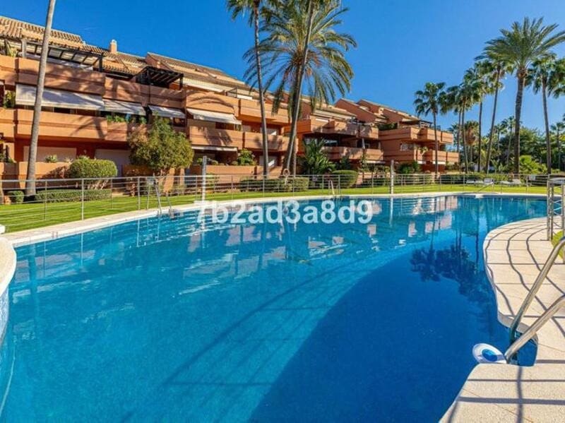 3 sypialnia Penthouse do wynajęcia w Marbella z basenem garażem - 3 700 € (Ref: 9633682)