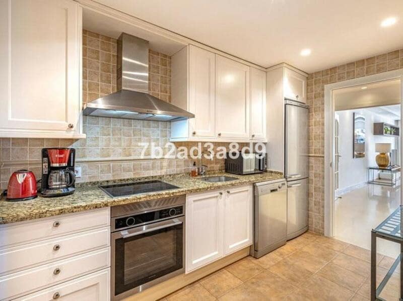 3 sypialnia Penthouse do wynajęcia w Marbella z basenem garażem - 3 700 € (Ref: 9633682)