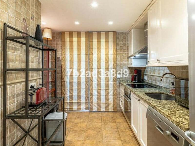 3 sypialnia Penthouse do wynajęcia w Marbella z basenem garażem - 3 700 € (Ref: 9633682)