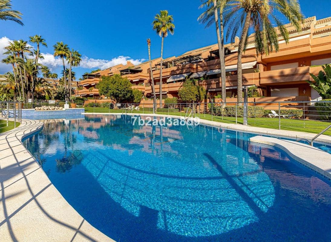 3 sypialnia Penthouse do wynajęcia w Marbella z basenem garażem - 3 700 € (Ref: 9633682)