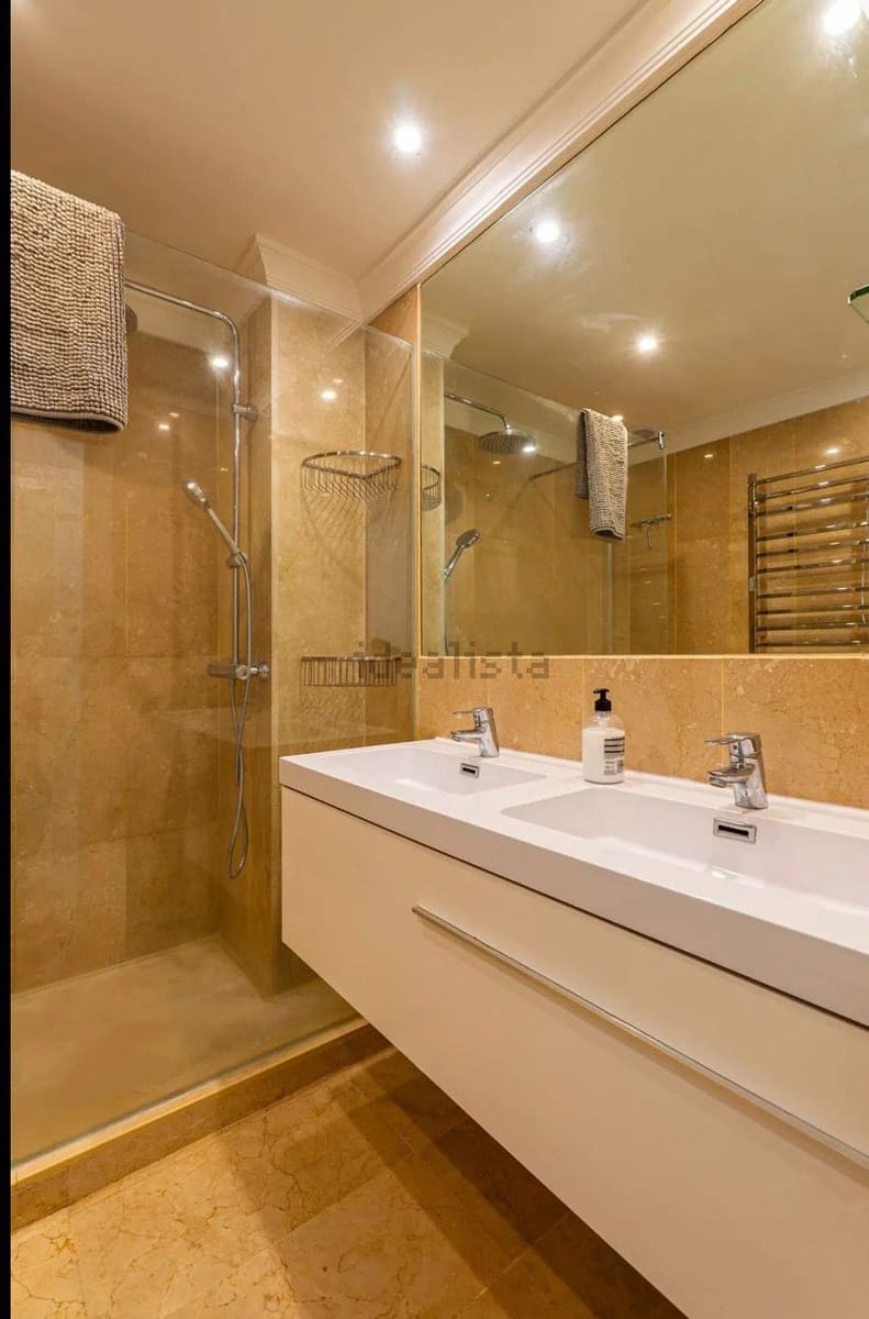 4 soveværelse Byhus til leje i Puerto Banus med swimmingpool garage - € 4.000 (Ref: 9633687)