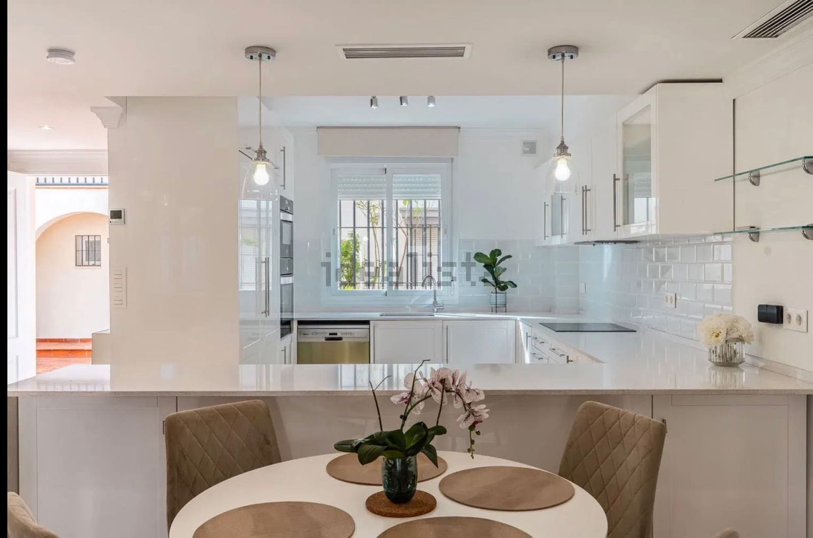 4 soveværelse Byhus til leje i Puerto Banus med swimmingpool garage - € 4.000 (Ref: 9633687)