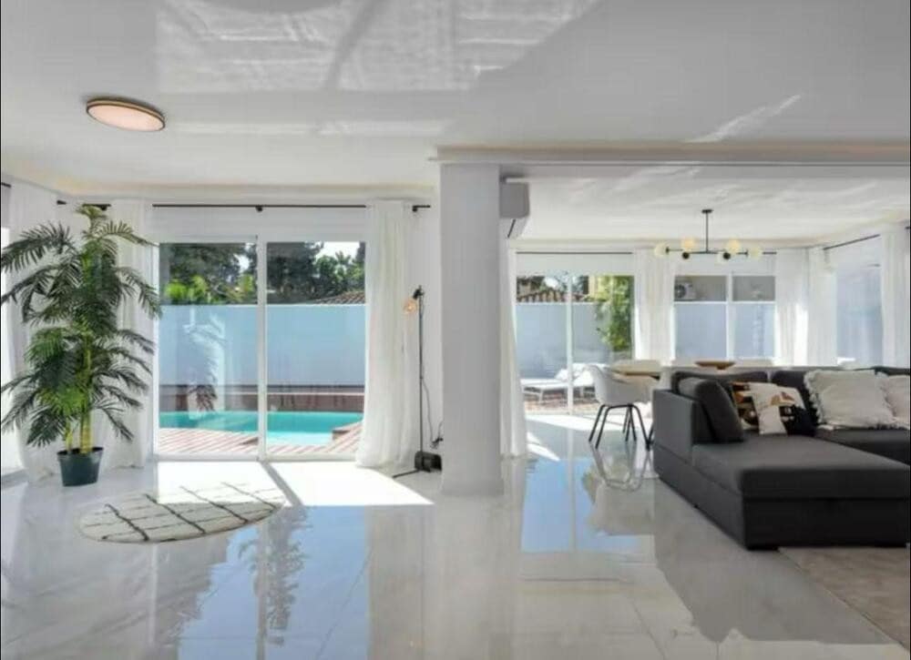 Villa/Maison de 4 chambres à louer à Nueva Andalucia avec piscine garage - 7 000 € (Ref: 9636230)