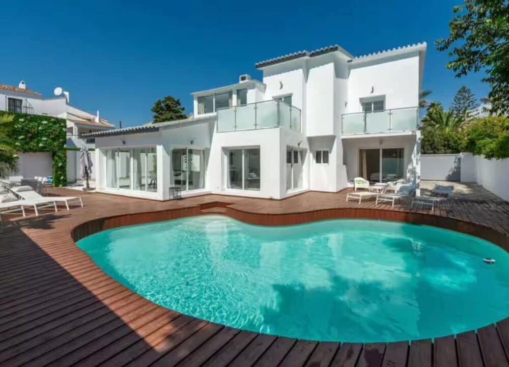 Villa/Maison de 4 chambres à louer à Nueva Andalucia avec piscine garage - 7 000 € (Ref: 9636230)