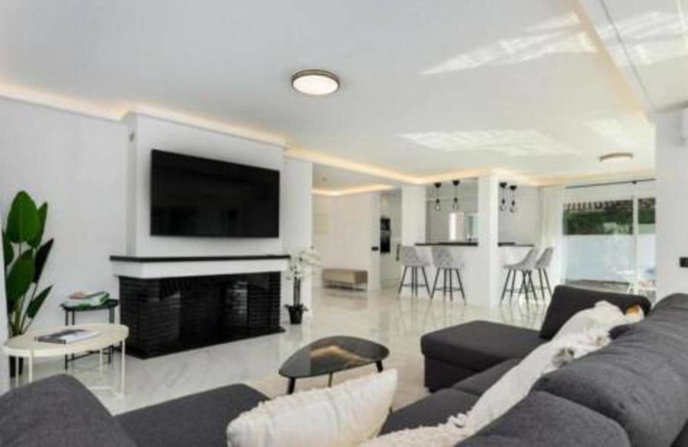 Villa/Maison de 4 chambres à louer à Nueva Andalucia avec piscine garage - 7 000 € (Ref: 9636230)